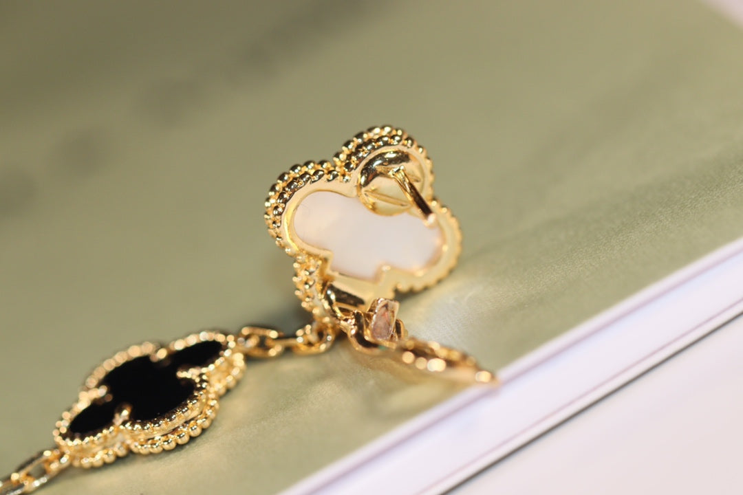 ¡®Loco¡¯CLOVER EARRINGS GOLD ONYX MOP 3 MOTIF