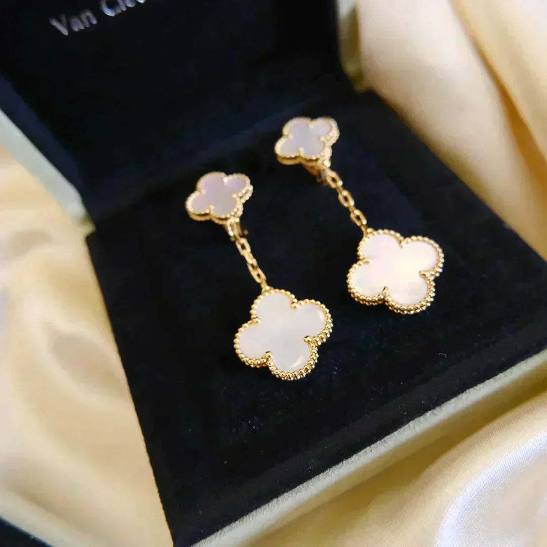 ¡®Loco¡¯CLOVER 2 MOTIF WHITE MOP EARRINGS