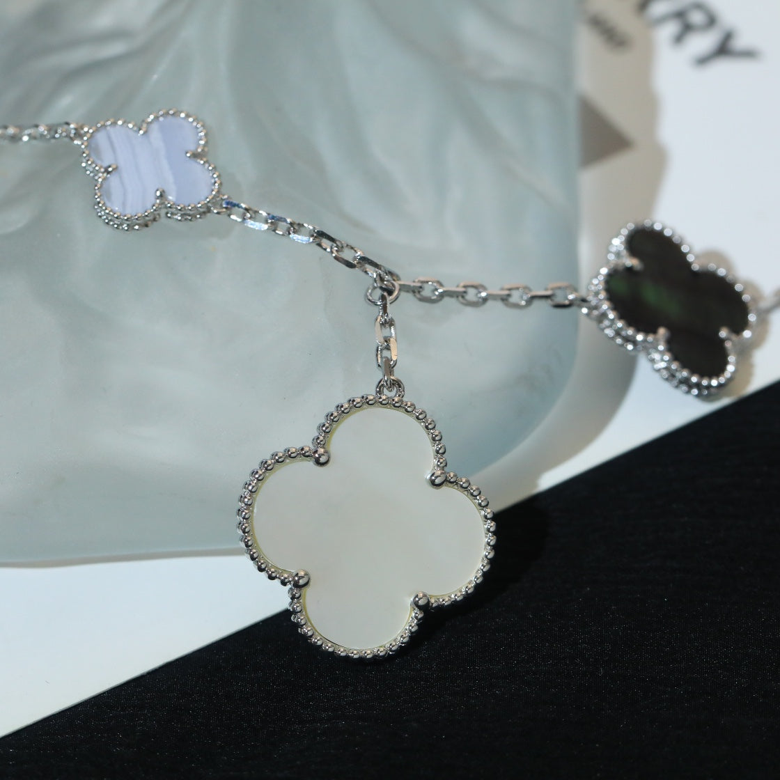 ¡®Loco¡¯CLOVER BRACELET 5 MOTIFS MOP CHALCEDONY SILVER