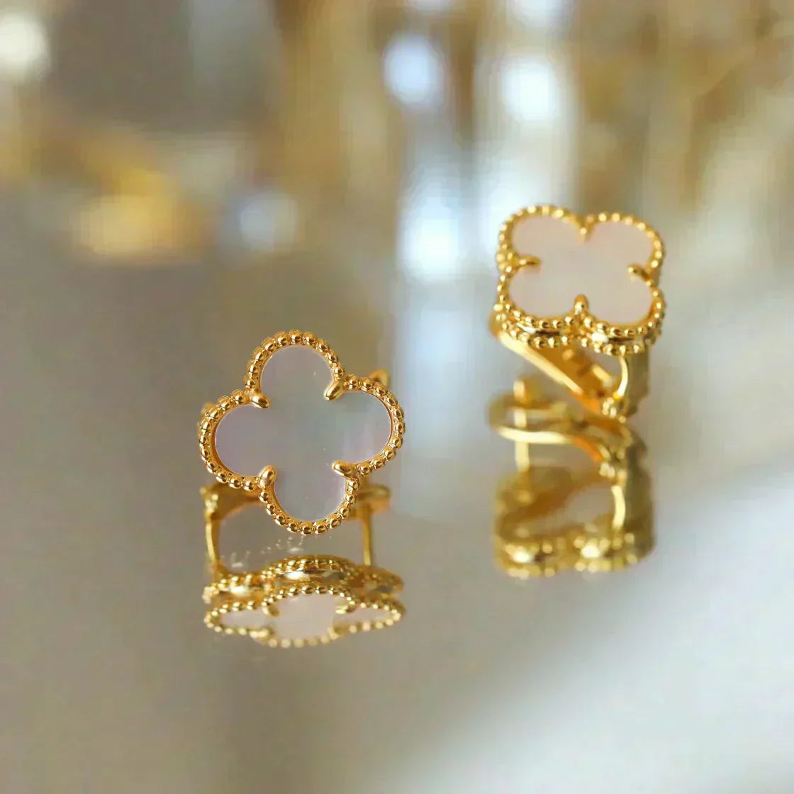 ¡®Loco¡¯CLOVER MEDIUM 1 MOTIFS  WHITE MOP STUD EARRINGS