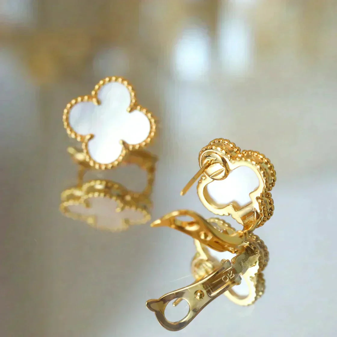 ¡®Loco¡¯CLOVER MEDIUM 1 MOTIFS  WHITE MOP STUD EARRINGS
