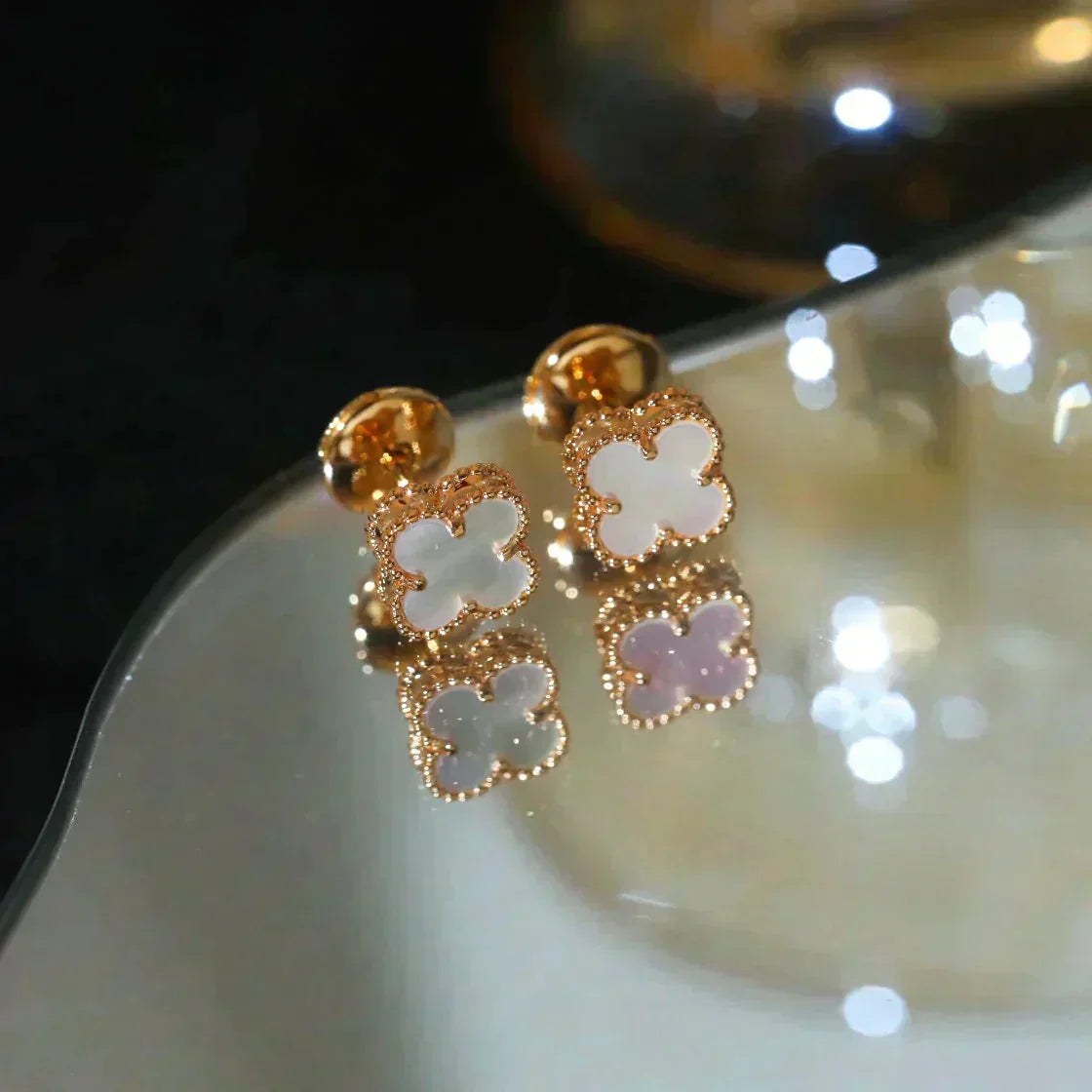 ¡®Loco¡¯CLOVER MINI 9.5MM WHITE MOP EARRINGS