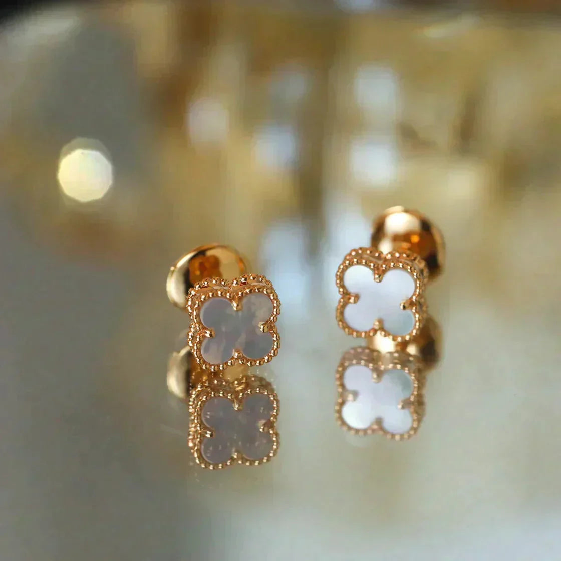 ¡®Loco¡¯CLOVER MINI 9.5MM WHITE MOP EARRINGS