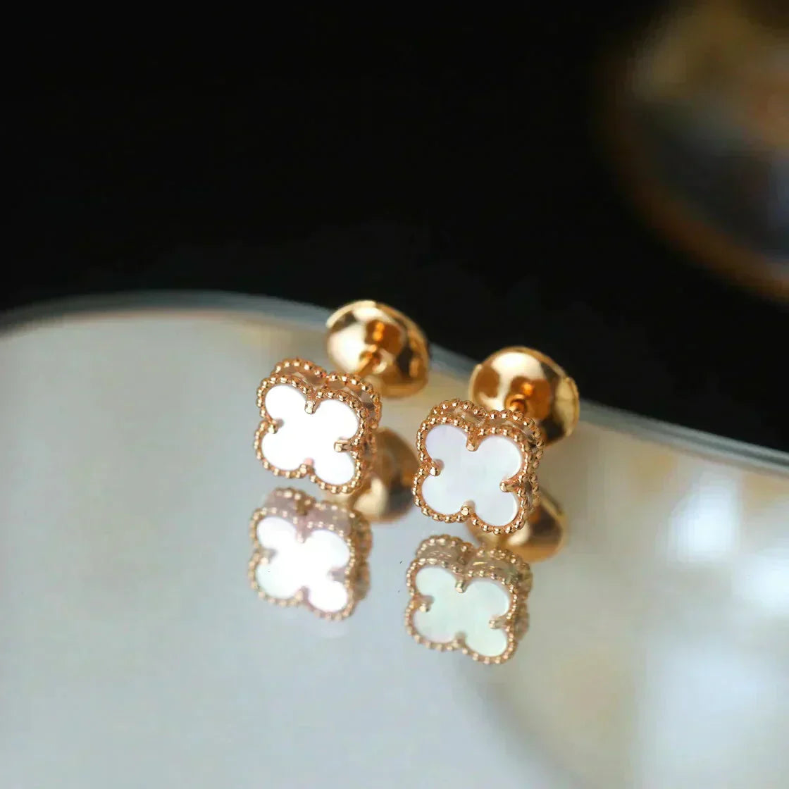 ¡®Loco¡¯CLOVER MINI 9.5MM WHITE MOP EARRINGS