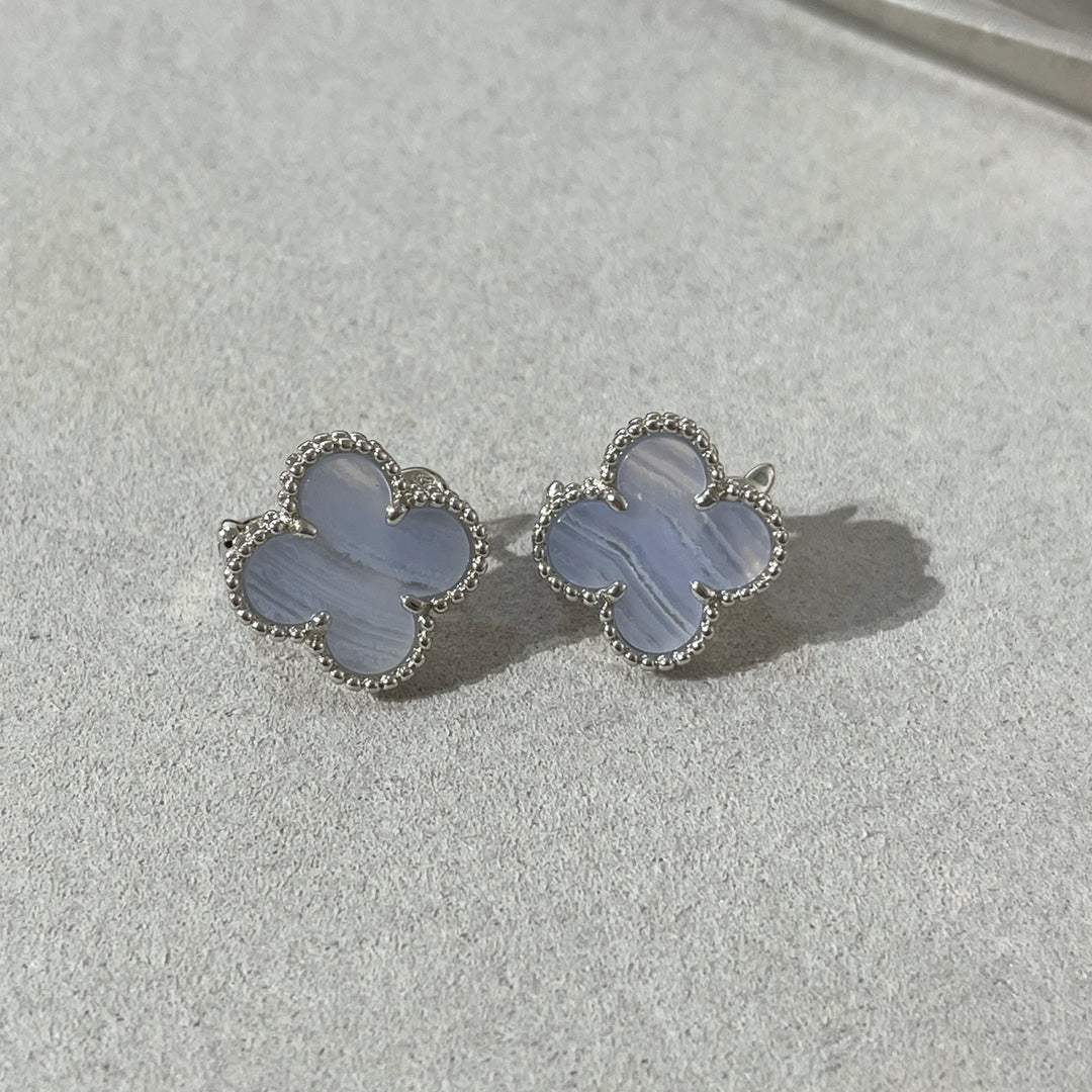 ¡®Loco¡¯CLOVER CHALCEDONY SILVER STUD EARRINGS