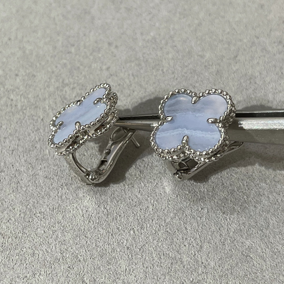 ¡®Loco¡¯CLOVER CHALCEDONY SILVER STUD EARRINGS