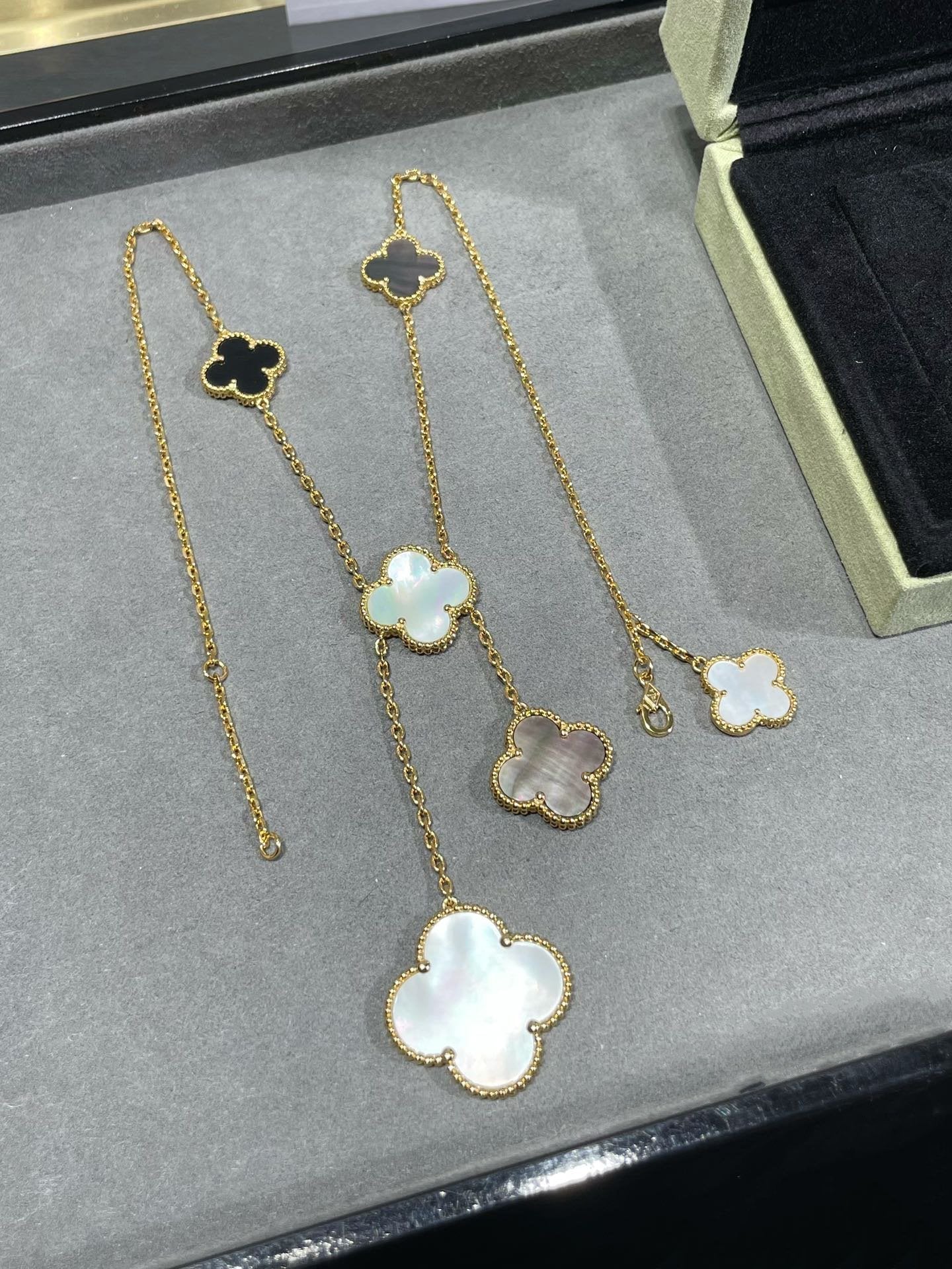 ¡®Loco¡¯CLOVER 6 MOTIF MOP ONYX GOLD NECKLACE