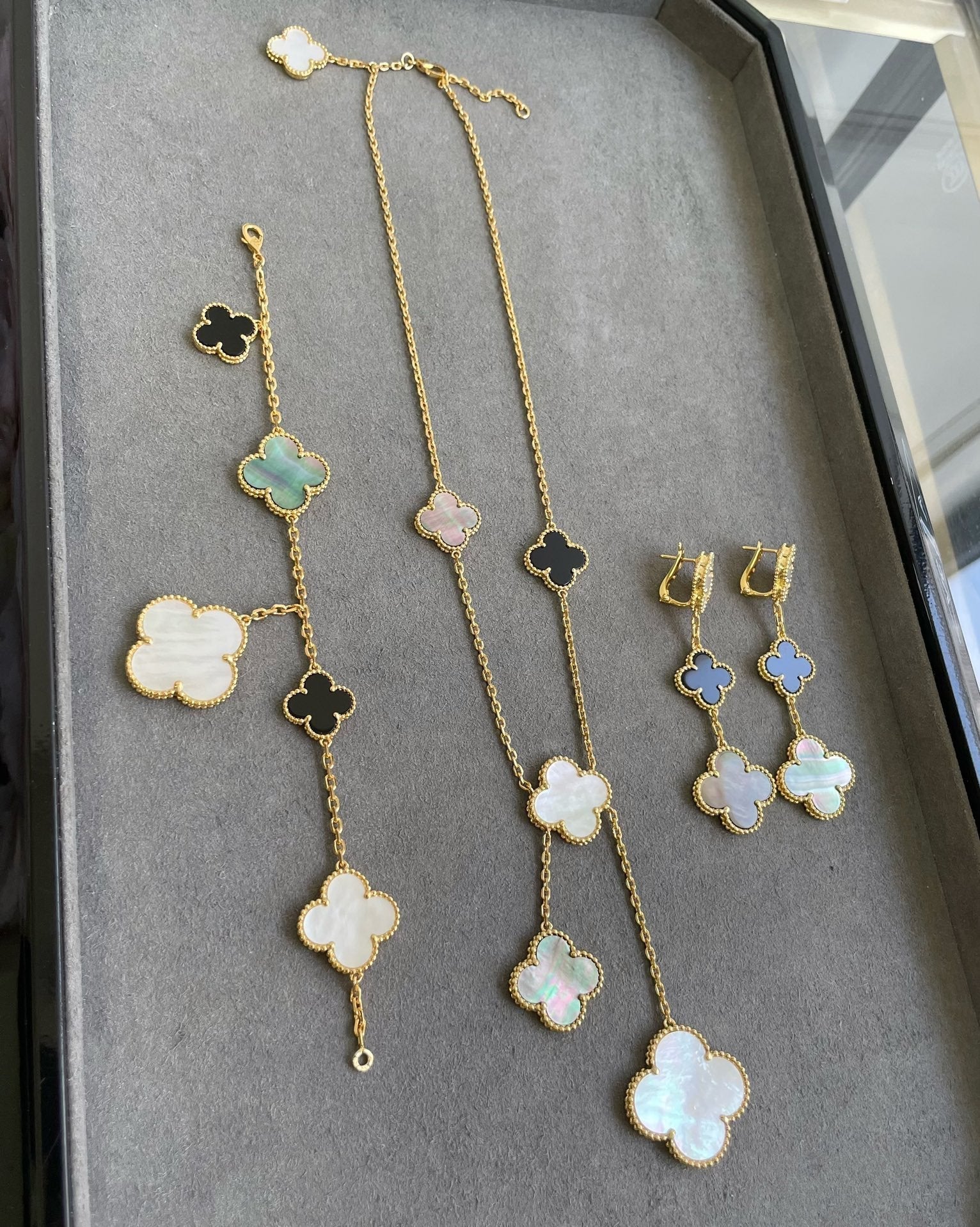 ¡®Loco¡¯CLOVER 3 MOTIF MOP ONYX DARK MOP PINK GOLD EARRINGS