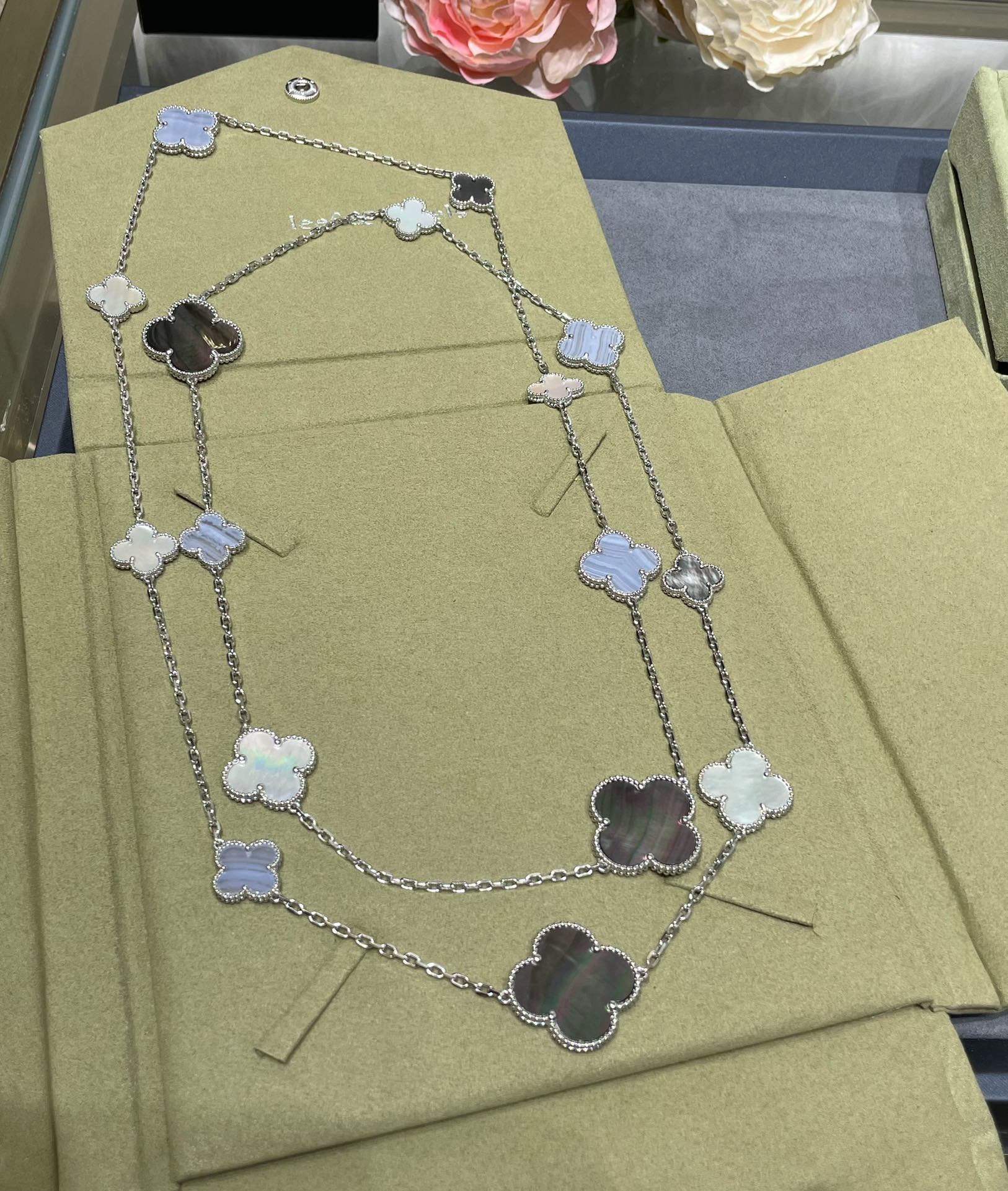 ¡®Loco¡¯CLOVER 16 MOTIF CHALCEDONY MOP SILVER NECKLACE