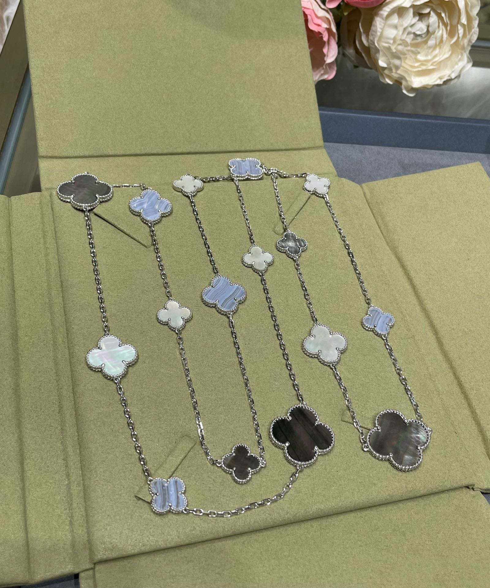 ¡®Loco¡¯CLOVER 16 MOTIF CHALCEDONY MOP SILVER NECKLACE