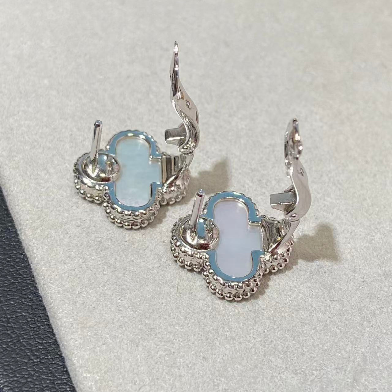 [Loco] CLOVER LARGE (20mm) 1 MOTIFS WHITE MOP STUD EARRINGS