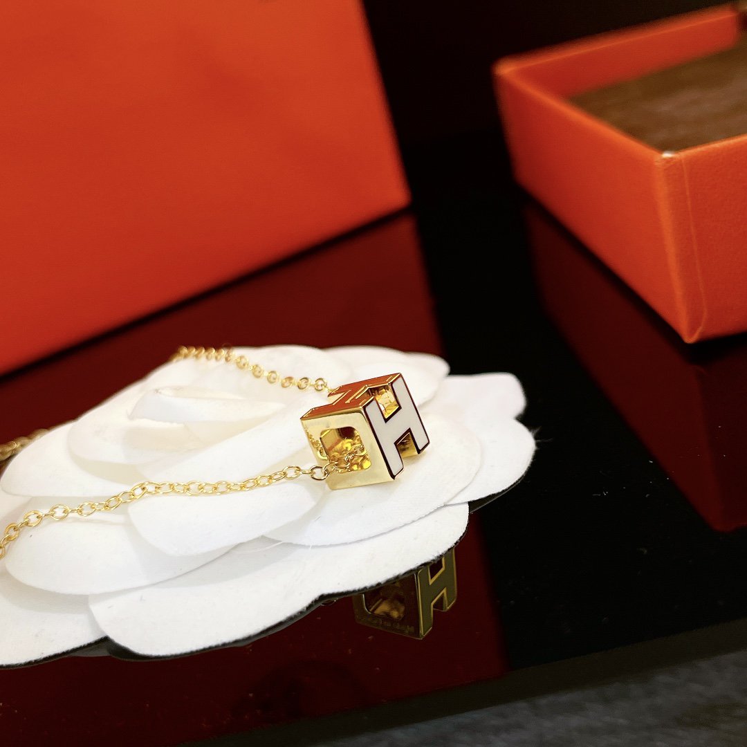 ¡®Loco¡¯H WHITE SQUARE GOLD NECKLACE