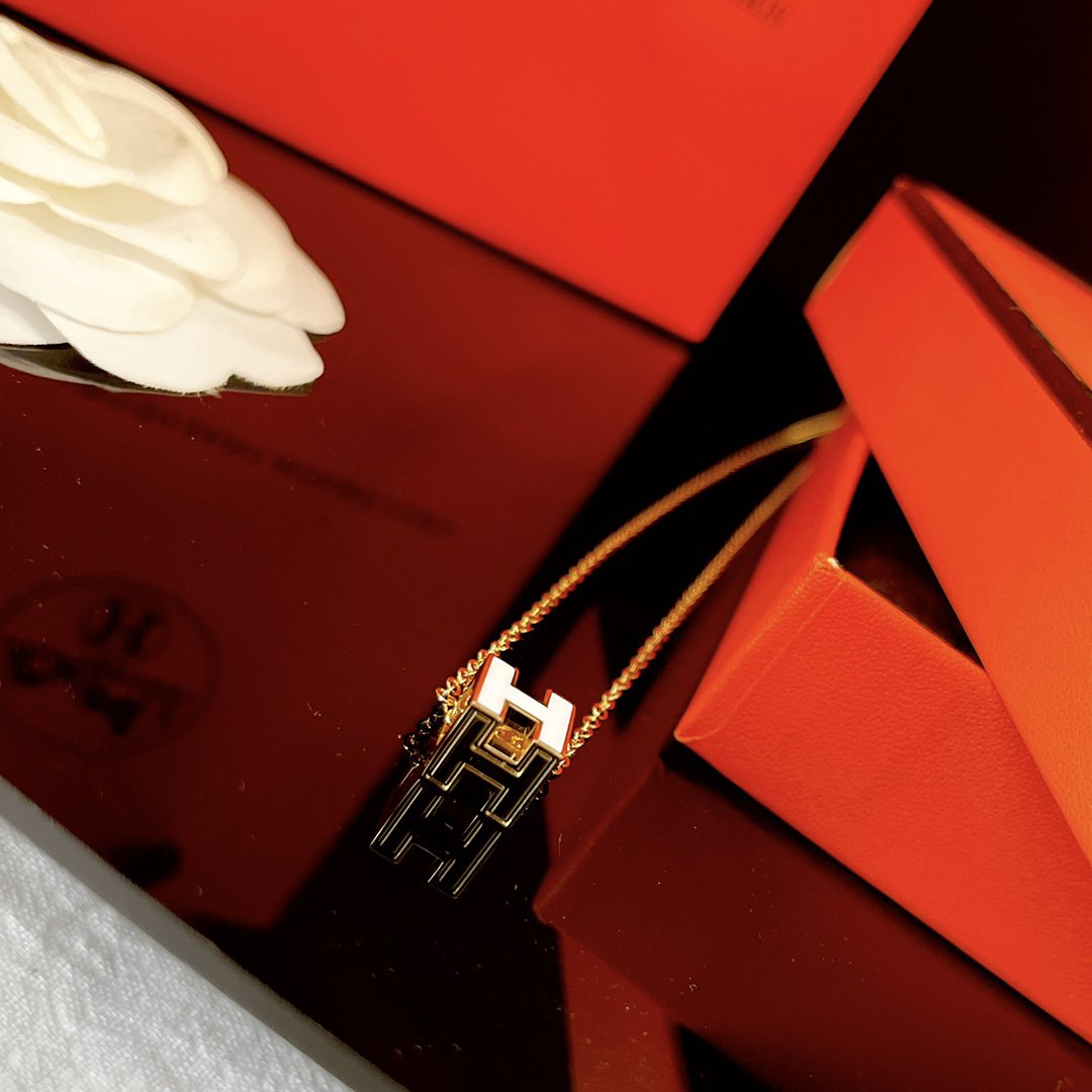 ¡®Loco¡¯H WHITE SQUARE GOLD NECKLACE