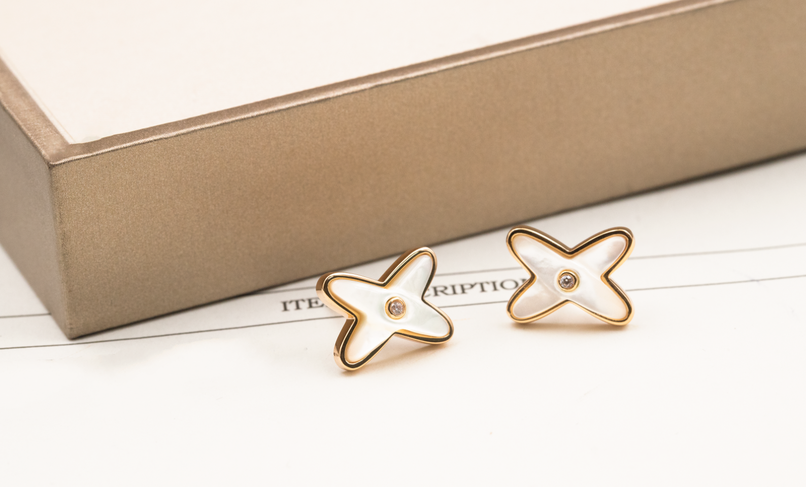 ¡®Loco¡¯JEUX DE WHITE MOP PINK GOLD DIAMOND EARRINGS