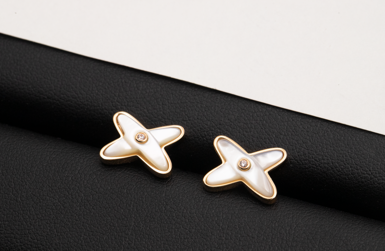 ¡®Loco¡¯JEUX DE WHITE MOP PINK GOLD DIAMOND EARRINGS