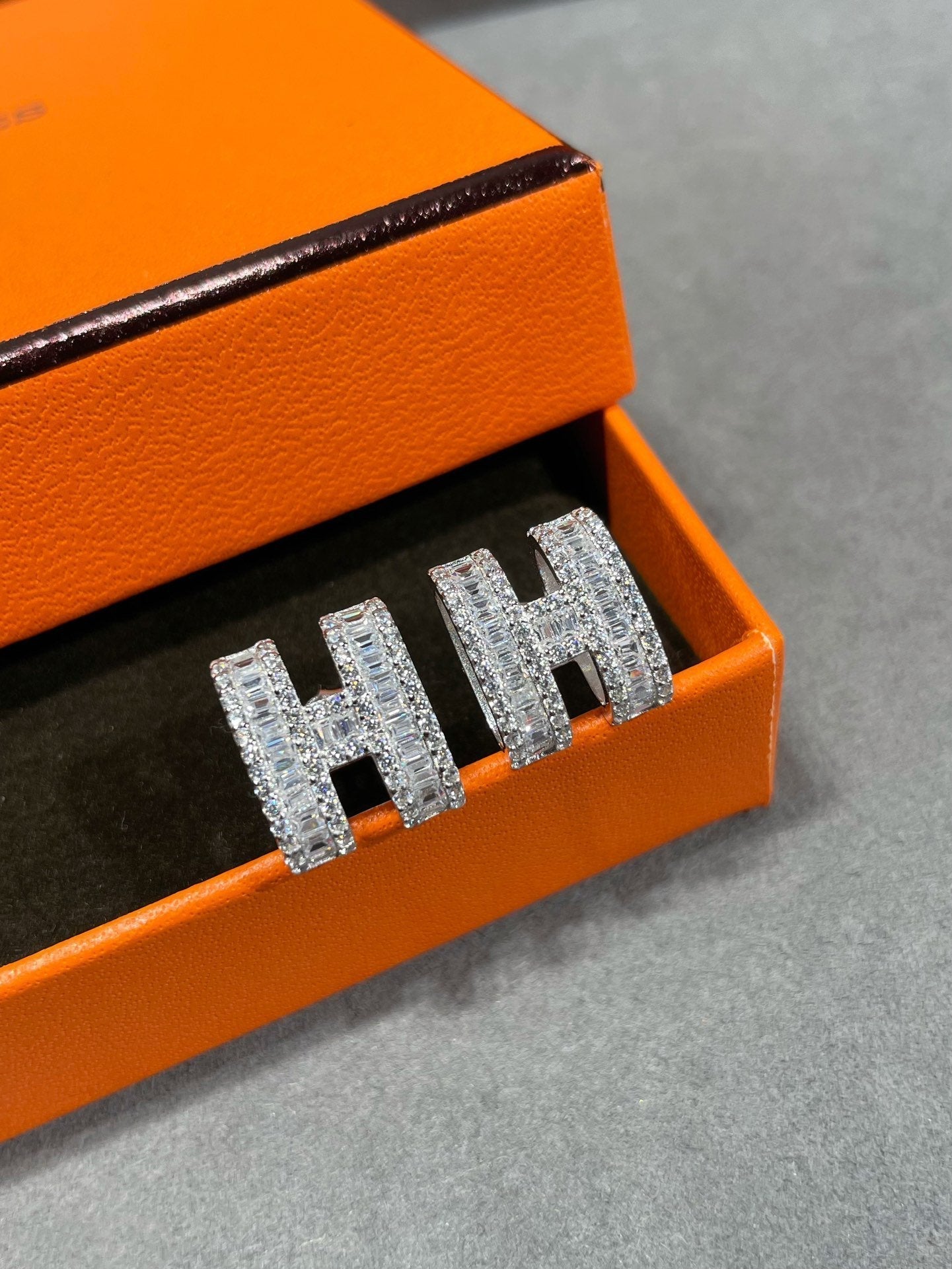 ¡®Loco¡¯H STUD EARRINGS WITH SILVER DIAMONDS