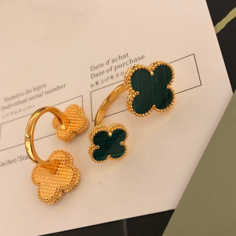 ¡®Loco¡¯CLOVER BETWEEN THE FINGER RING